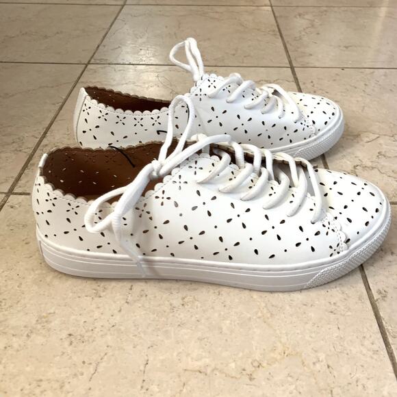 Torrid 9 W Faux Leather Laser Cut Lace Up Sneaker Casual Shoes Scalloped White - Picture 6 of 15